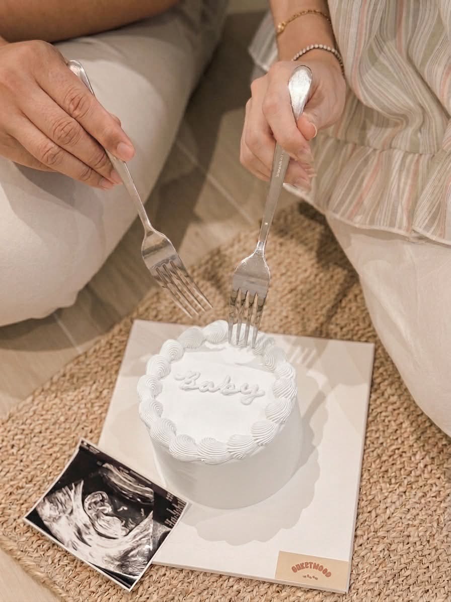 Gender reveal cake with baby ultrasound photo